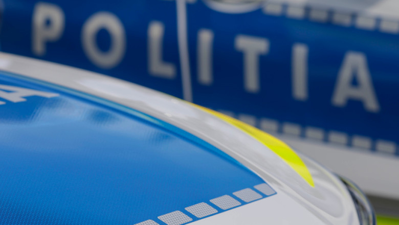 O tânără a fost amendată şi s-a ales cu permisul suspendat, după ce a acroşat o motocicletă a Poliţiei Rutiere