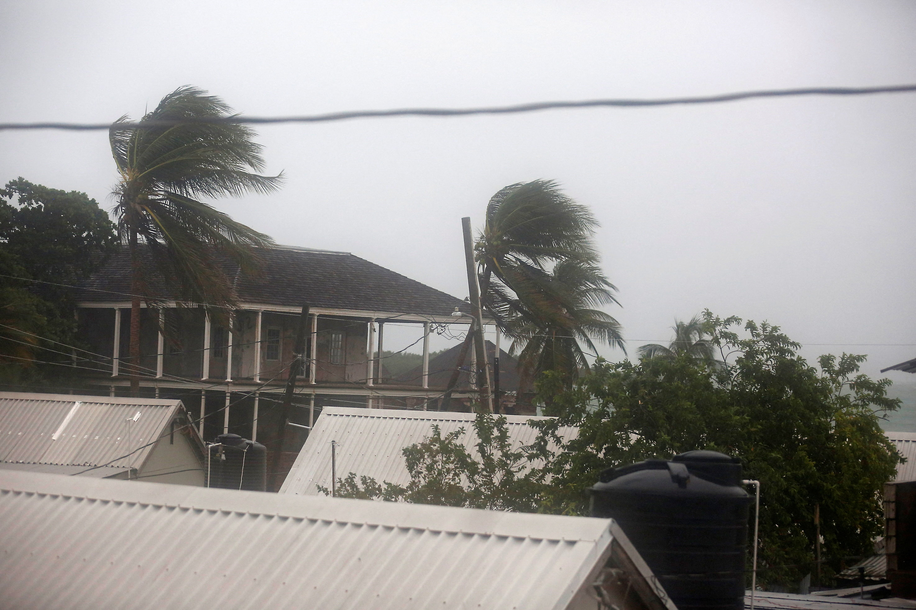 Uraganul Melissa ar putea fi cel mai puternic care a lovit vreodată Jamaica. Furtuna de categoria a cincea a ucis patru oameni în Haiti