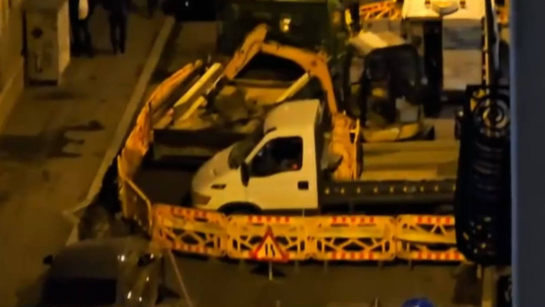 VIDEO  Alertă în centrul Capitalei. Un bucureștean a anunțat la 112 că simte miros de gaz: strada Ion Câmpineanu, din centru, este blocată