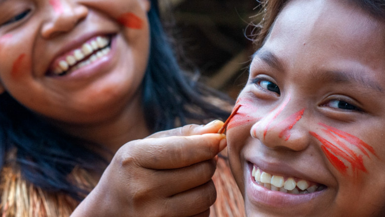 Jumătate dintre popoarele indigene izolate ale lumii riscă să dispară. Richard Gere: „Cât timp îi mai privim ca pe daune colaterale?”