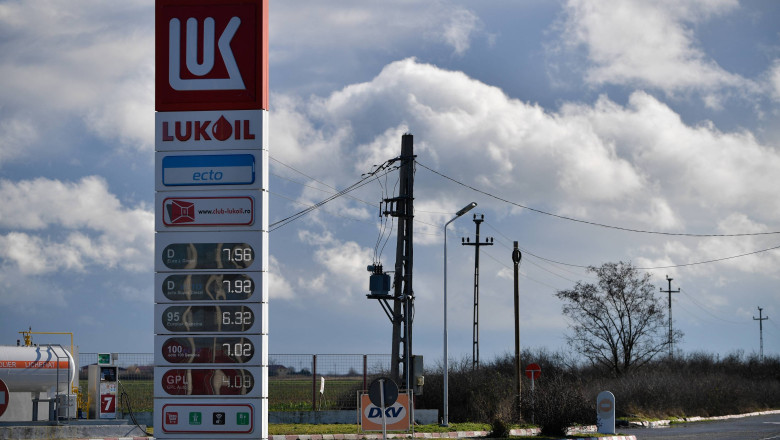 Lukoil își vinde activele străine după sancțiunile impuse de SUA. Cu cât ar putea scădea veniturile și profiturile companiei
