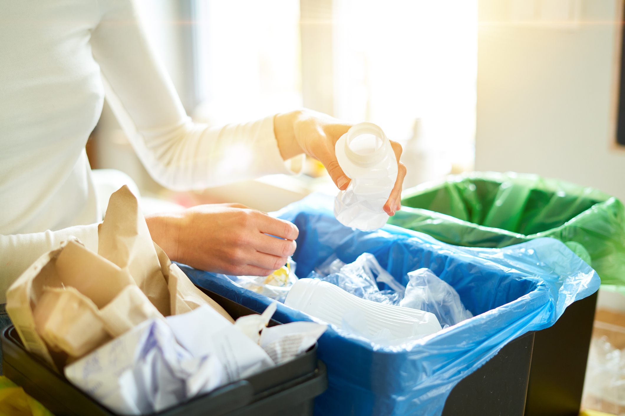 Românii reciclează puțin, în ciuda „pungii cu pungi”. Șapte din 10 deșeuri din plastic sunt aruncate în continuare la întâmplare