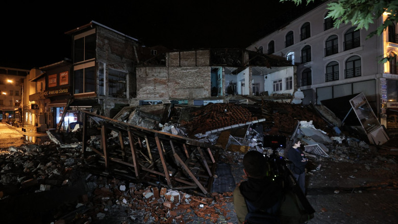 VIDEO&FOTO  Cel puțin 26 de replici în decurs de o oră, după cutremurul de 6,1 din Turcia. În provincia Balîkeșir școlile sunt închise marți