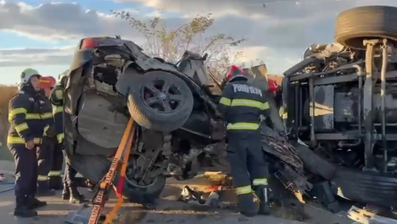 VIDEO  Accident cu doi morţi în judeţul Iaşi. Un BMW s-a ciocnit cu un TIR, după ce şoferul autoturismului a depăşit pe linie continuă