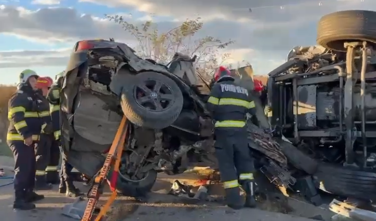 Accident cu doi morţi în judeţul Iaşi. Un BMW s-a ciocnit cu un TIR, după ce şoferul autoturismului a depăşit pe linie continuă