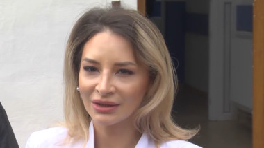 stefania szabo la o conferinta de presa