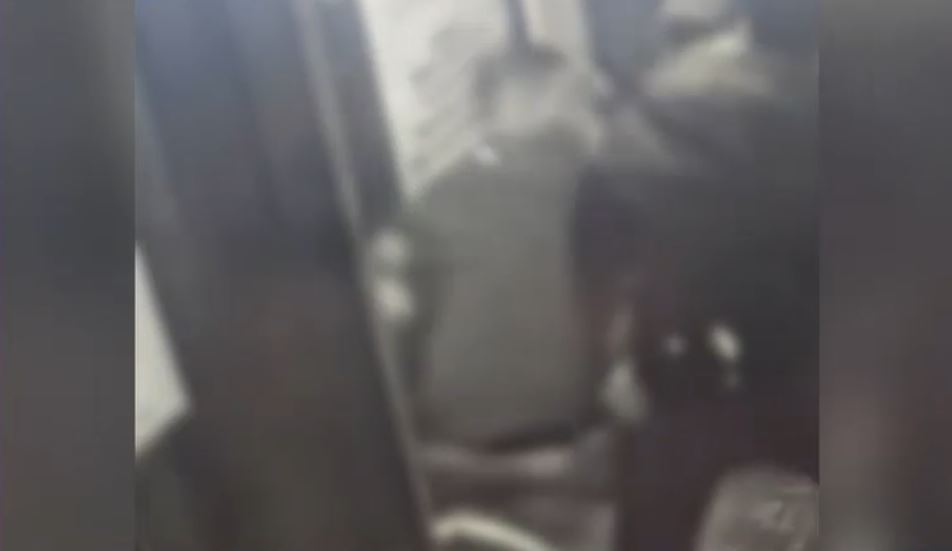 Câștigător la păcănele, jefuit în fața unui bloc din București. Bărbatul, de meserie sudor, obținuse 12.000 de lei la jocuri de noroc