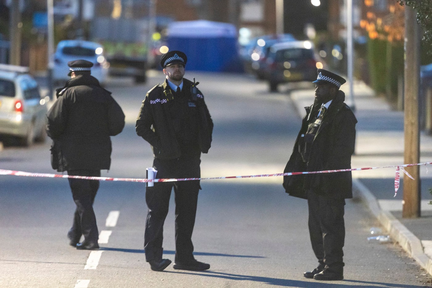 Un bărbat care își plimba cățelul a fost ucis într-un atac cu un cuțit în vestul Londrei. Un suspect a fost arestat