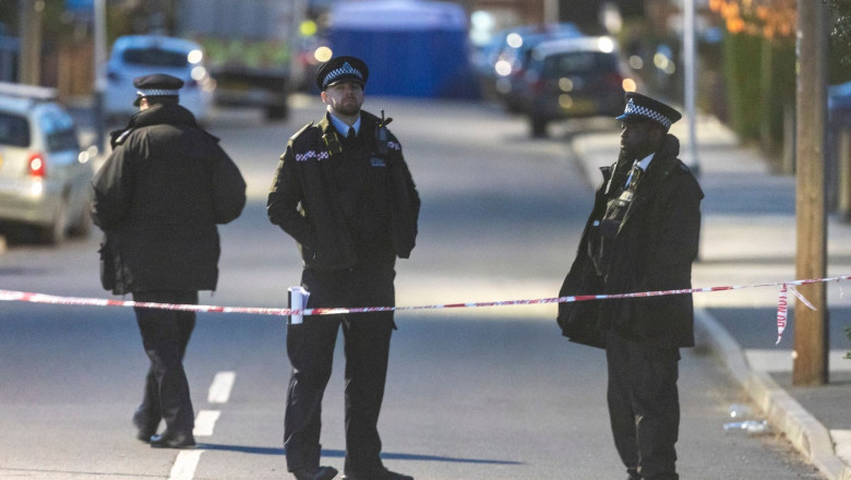 FOTO  Un bărbat care își plimba cățelul a fost ucis într-un atac cu un cuțit în vestul Londrei. Un suspect a fost arestat