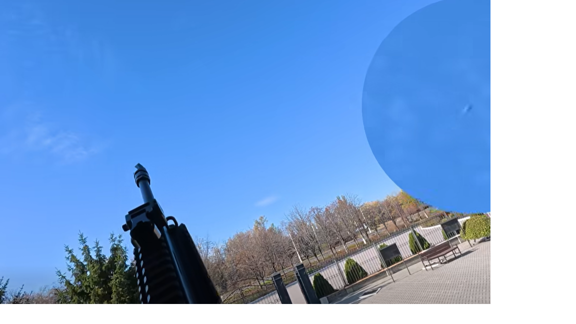 „Am doborât-o”. Momentul în care un ofițer de presă ucrainean distruge o dronă care țintea o echipă străină de jurnaliști