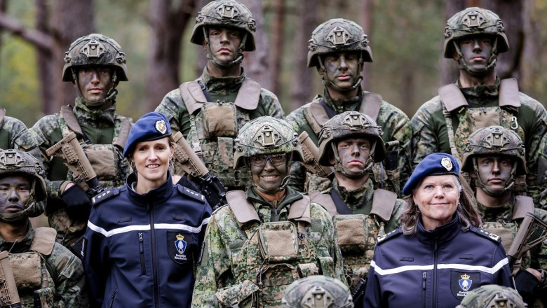 GALERIE FOTO  Regina Maxima, de nerecunoscut în uniformă militară. Suverana Olandei a participat la un exercițiu de instruire al Poliției militare