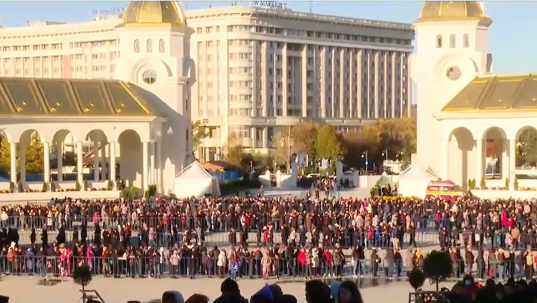VIDEO Cozi de peste un kilometru pentru vizitarea Catedralei Mântuirii Neamului. 80.000 de credincioși au trecut prin altar