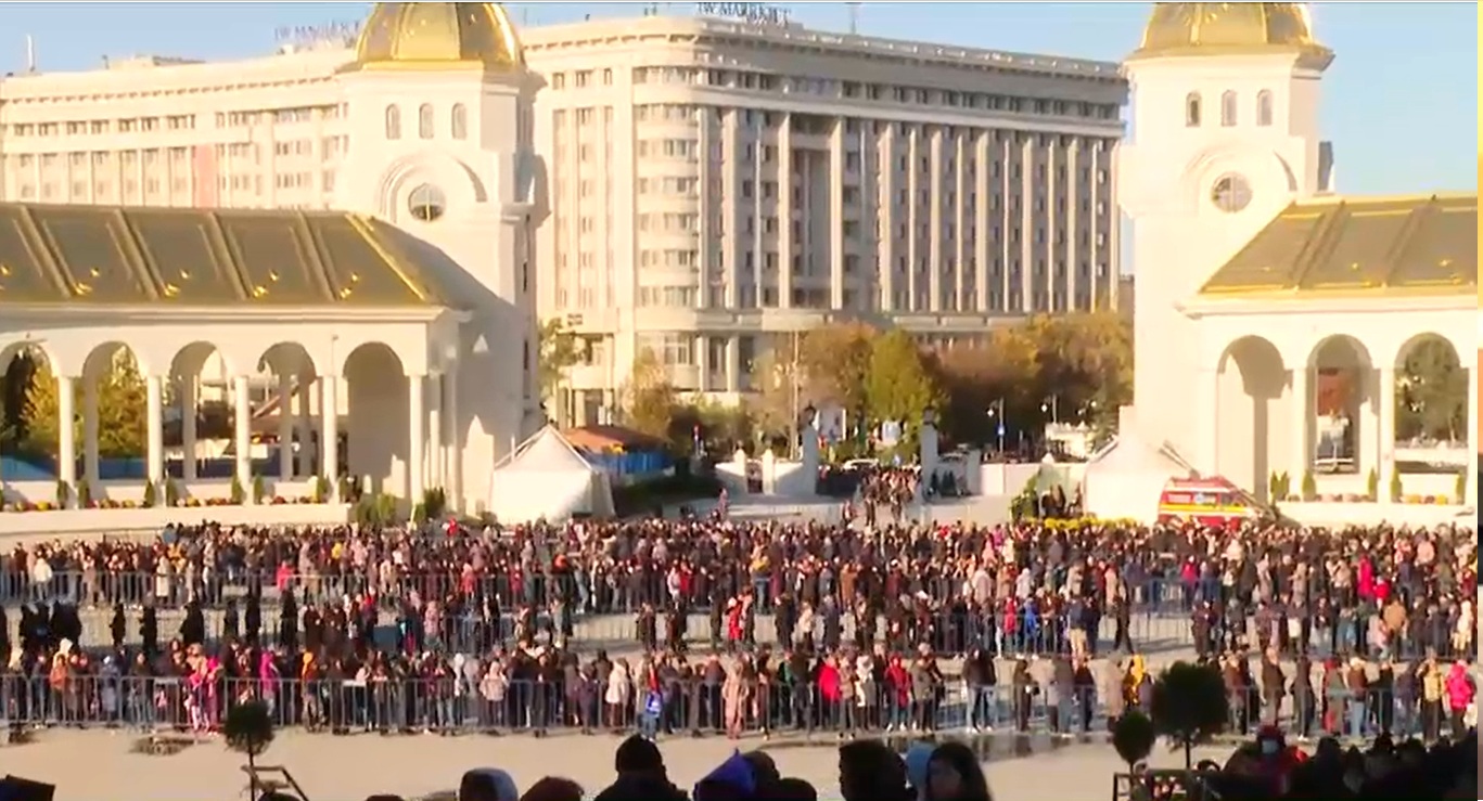 VIDEO Cozi de peste un kilometru pentru vizitarea Catedralei Mântuirii Neamului. 80.000 de credincioși au trecut prin altar