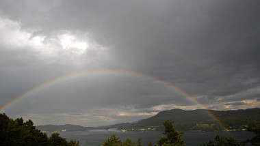 Un curcubeu apare deasupra lacului Wörthersee din provincia austriacă Carinthia.