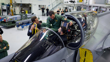 Președintele ucrainean Volodimir Zelenski și Ulf Kristersson, prim-ministrul Suediei, într-un avion de vânătoare Jas 39 Gripen.