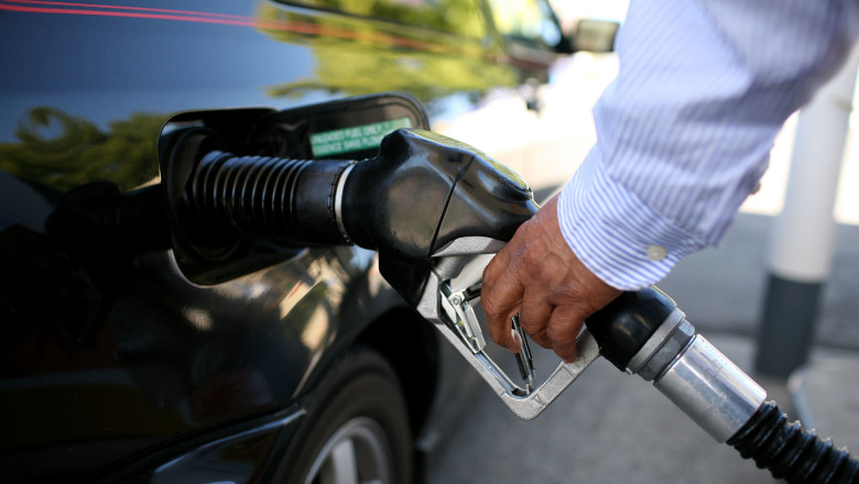 Carburanții continuă să se scumpească: prețurile au crescut de trei ori luna aceasta. Când este anunțată o nouă majorare