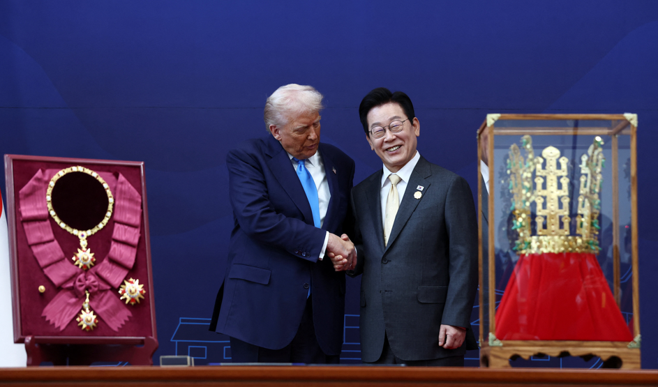 Președintele Coreei de Sud i-a oferit lui Trump o coroană din aur la câteva zile după protestele „No Kings” din SUA