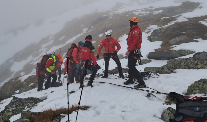 Bărbat plecat pe munte, găsit într-un bordei al ciobanilor, cu hipotermie şi contuzii. „Puţin a lipsit ca deznodământul să fie altul”