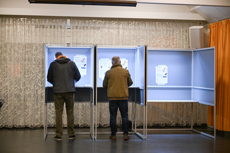 Netherlands holds parliamentary elections as citizens cast their votes