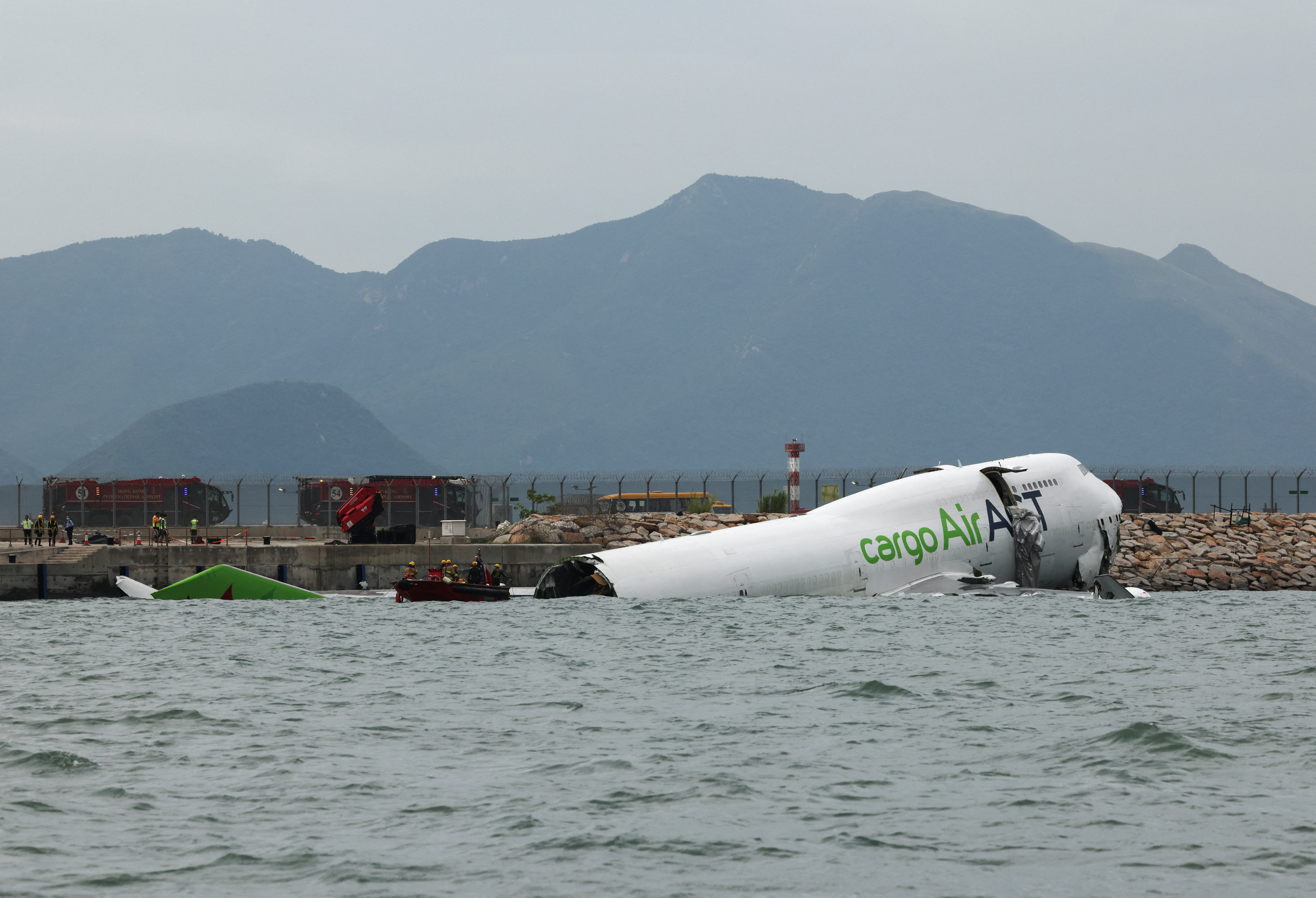 Accident aviatic în Hong Kong. O aeronavă cargo a lovit un vehicul la aterizare și a iesit de pe pistă, apoi a căzut în mare: doi morți