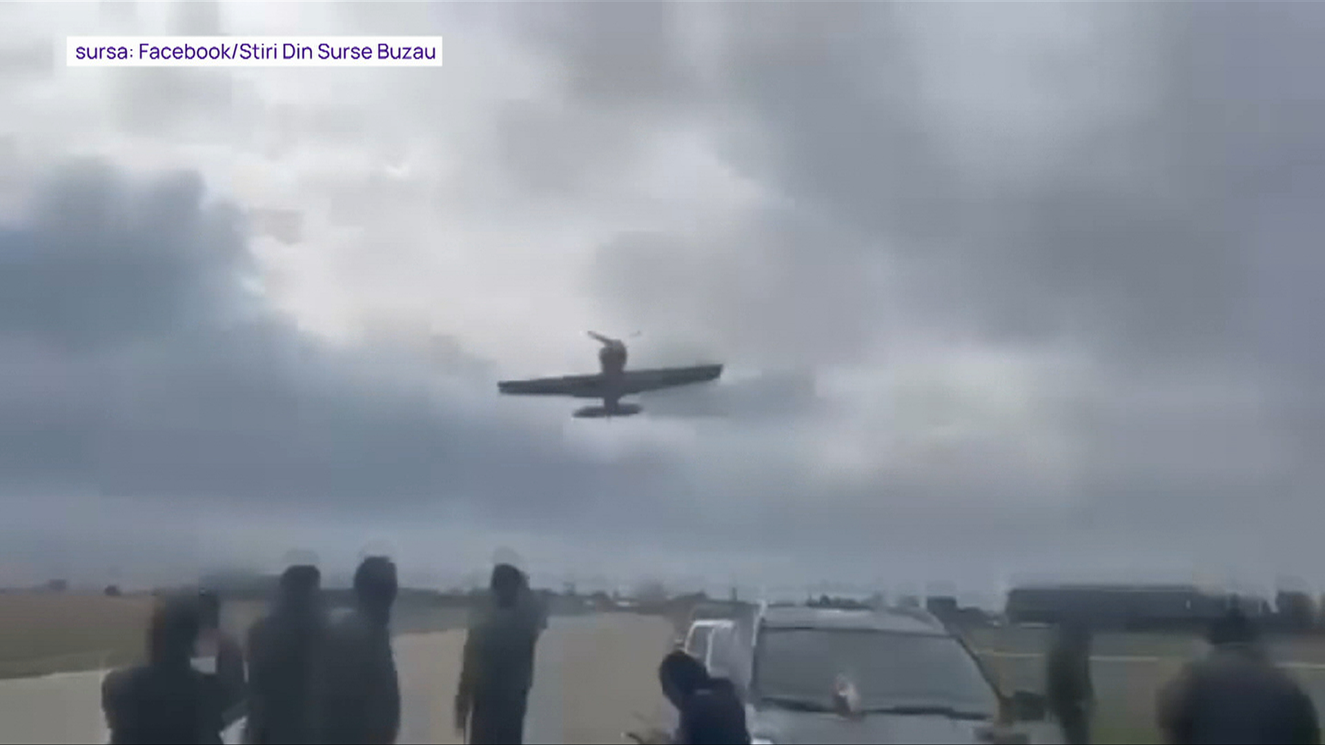 Imaginile unei tragedii evitate la limită. Un avion a aterizat de urgență, pe iarbă, la Baza Aeriană „Aurel Vlaicu” Boboc, în Buzău