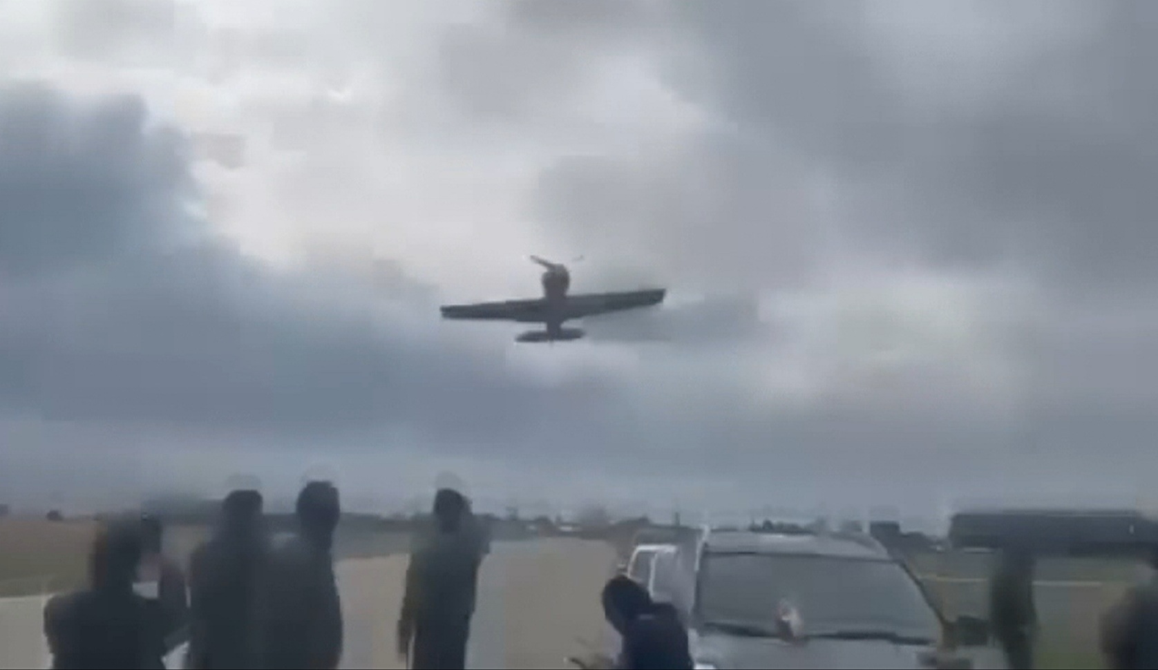 Imaginile unei tragedii evitate la limită. Un avion a aterizat de urgență, pe iarbă, la Baza Aeriană „Aurel Vlaicu” Boboc, în Buzău