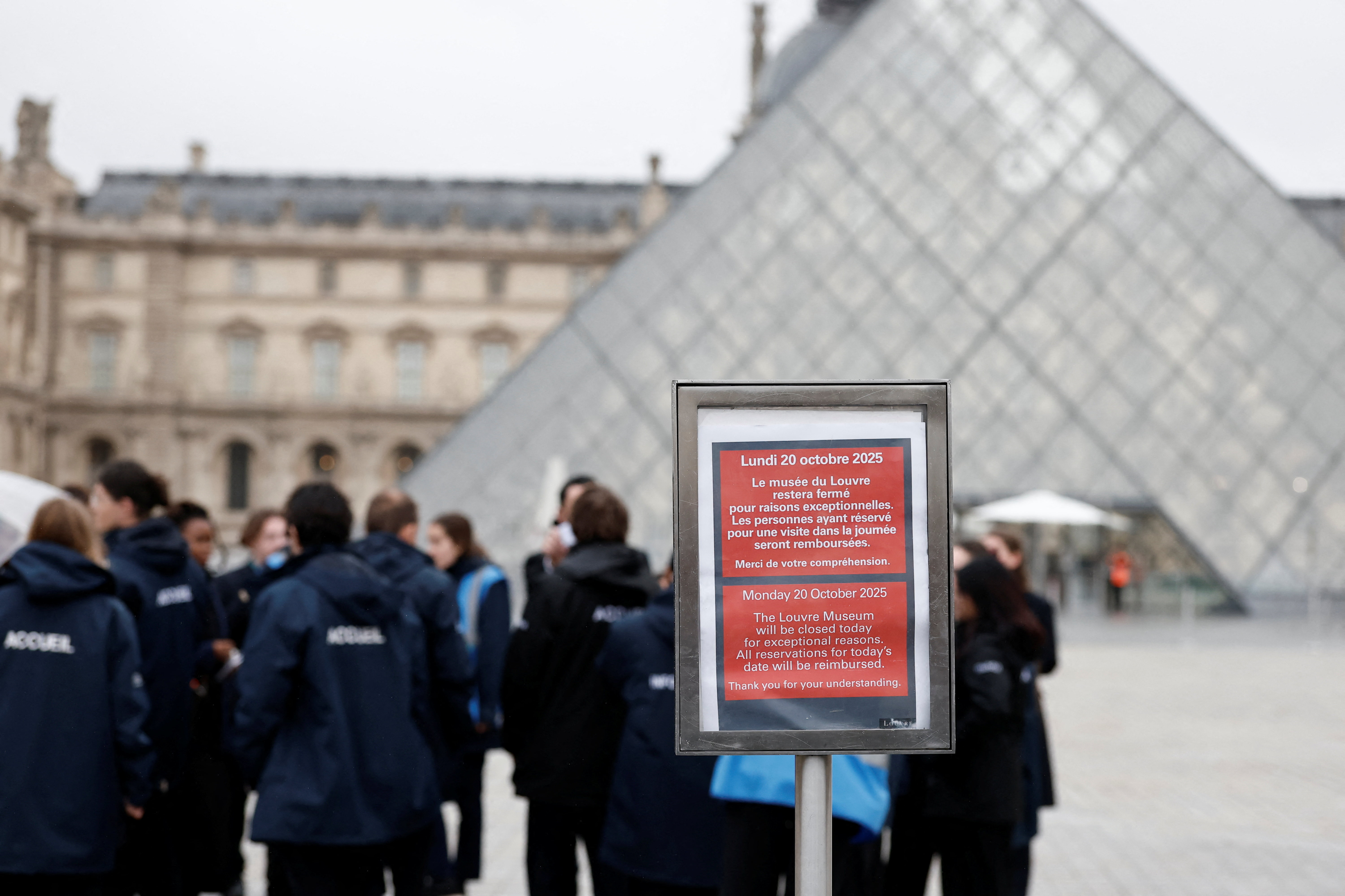 Jaful de la Luvru: tot ce se știe până acum despre furtul de bijuterii de la muzeul francez