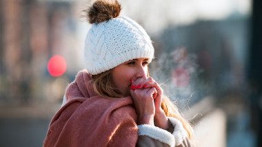 femeie-frig-ger-shutterstock_1038774679