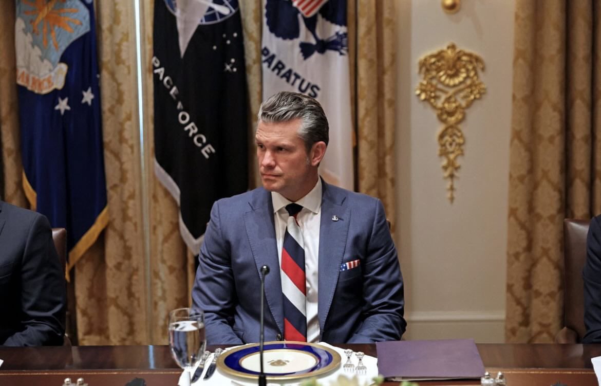 Şeful Pentagonului a purtat o cravată în culorile steagului Rusiei la întâlnirea dintre Trump și Zelenski. Cum a reacționat Moscova