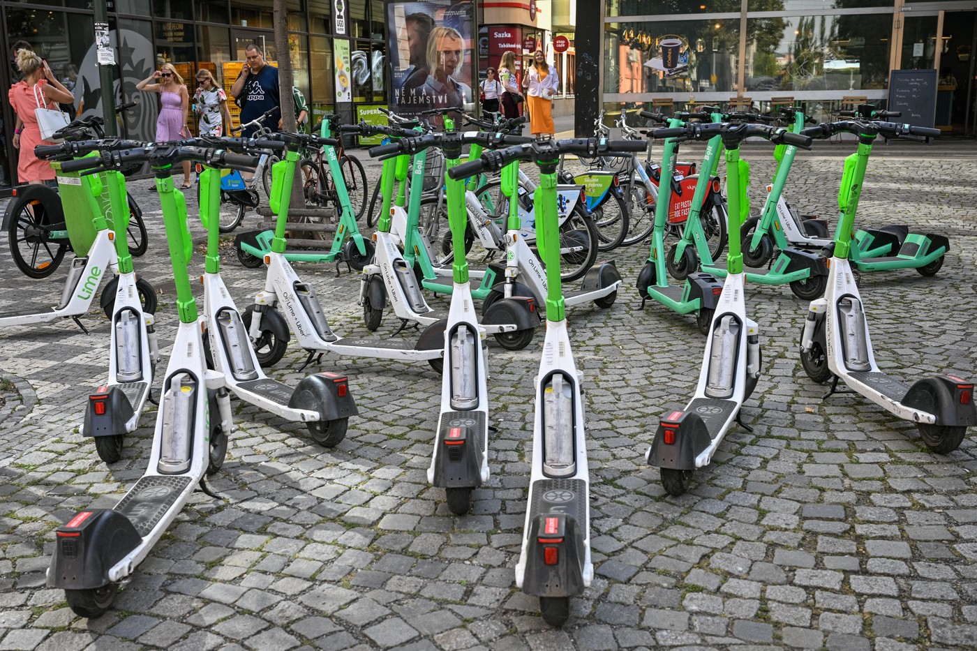 Un cunoscut oraș turistic european interzice trotinetele electrice din cauza „haosului” de pe trotuare