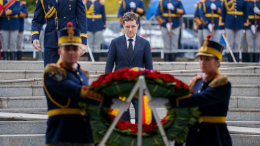 nicusor dan depune flori la o comemorare