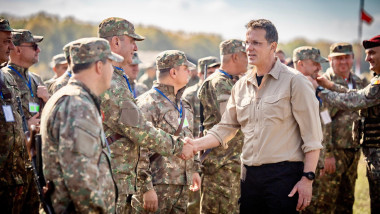 ionut mosteanu da mana cu soldati