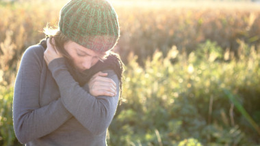 fata cu caciula in soare