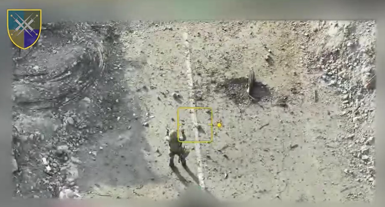 Momentul în care o dronă a Moscovei ucide un soldat rus, după ce acesta se predase armatei ucrainene