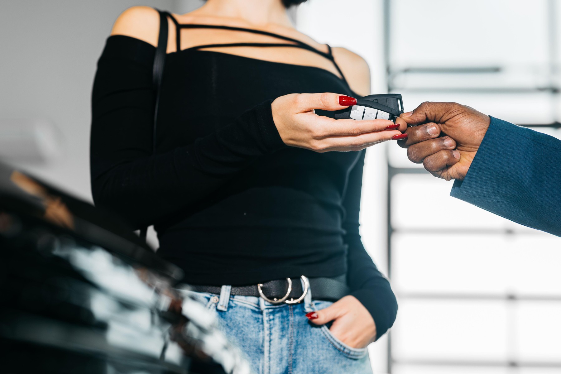 Cum a plecat o româncă din Italia cu o mașină de lux plătită cu cecuri false în valoare de 165.000 de euro