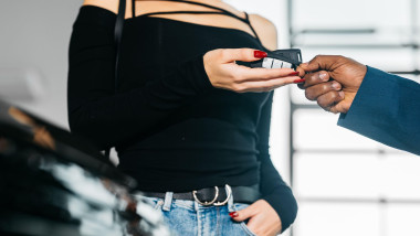 femeie, masina de lux, chei masina, achizitie auto