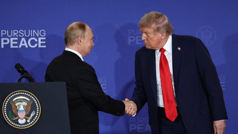 Donald Trump și Vladimir Putin dau mâna la finele declarațiilor de presă, de dupa summitul din Alaska