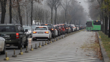 masini pe un buevard din bucuresti