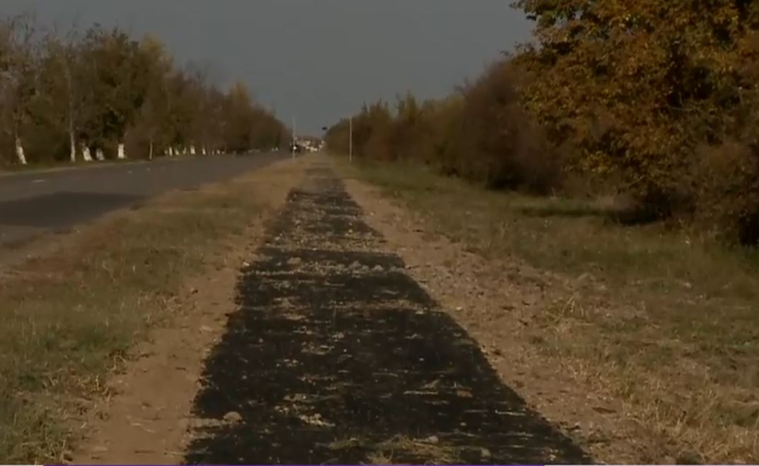 Pistă pentru biciclete, turnată peste iarbă. Lucrările de mântuială au stârnit nemulțumirea localnicilor: „Asta într-un an se duce”