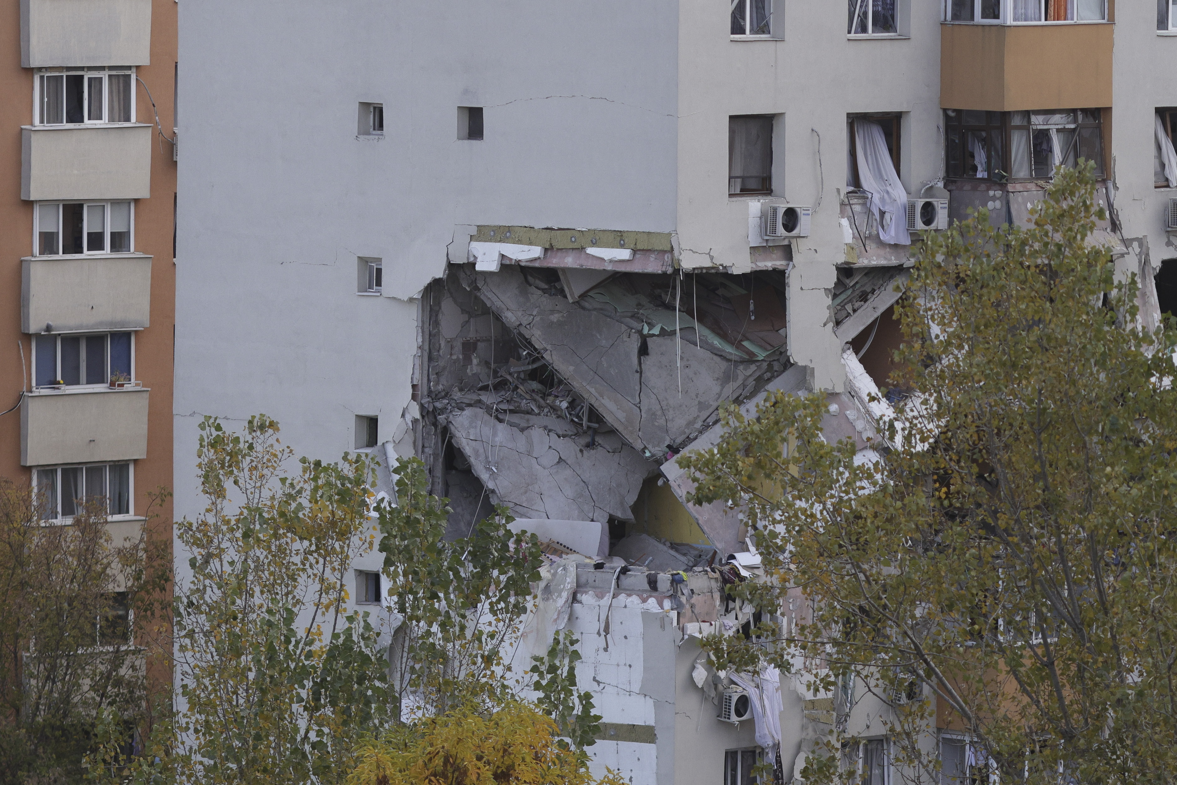 Ciprian Ciucu anunță că a semnat „în sfârşit” contractul de punere în siguranţă a blocului afectat de explozia din Rahova
