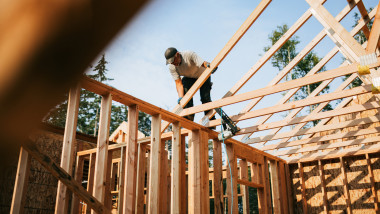 muncitor construieste o casa