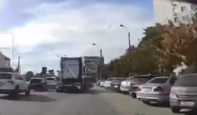 Imagini șocante pe un bulevard din Timișoara: Un autoturism a fost târât de un cap tractor zeci de metri