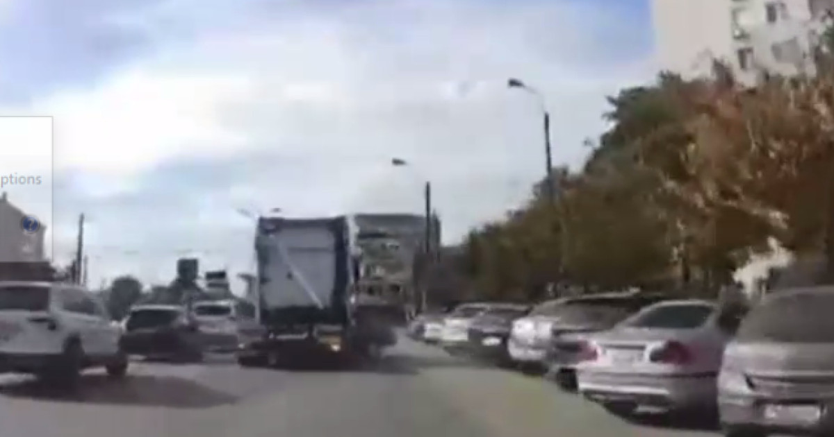 Imagini șocante pe un bulevard din Timișoara: Un autoturism a fost târât de un cap tractor zeci de metri