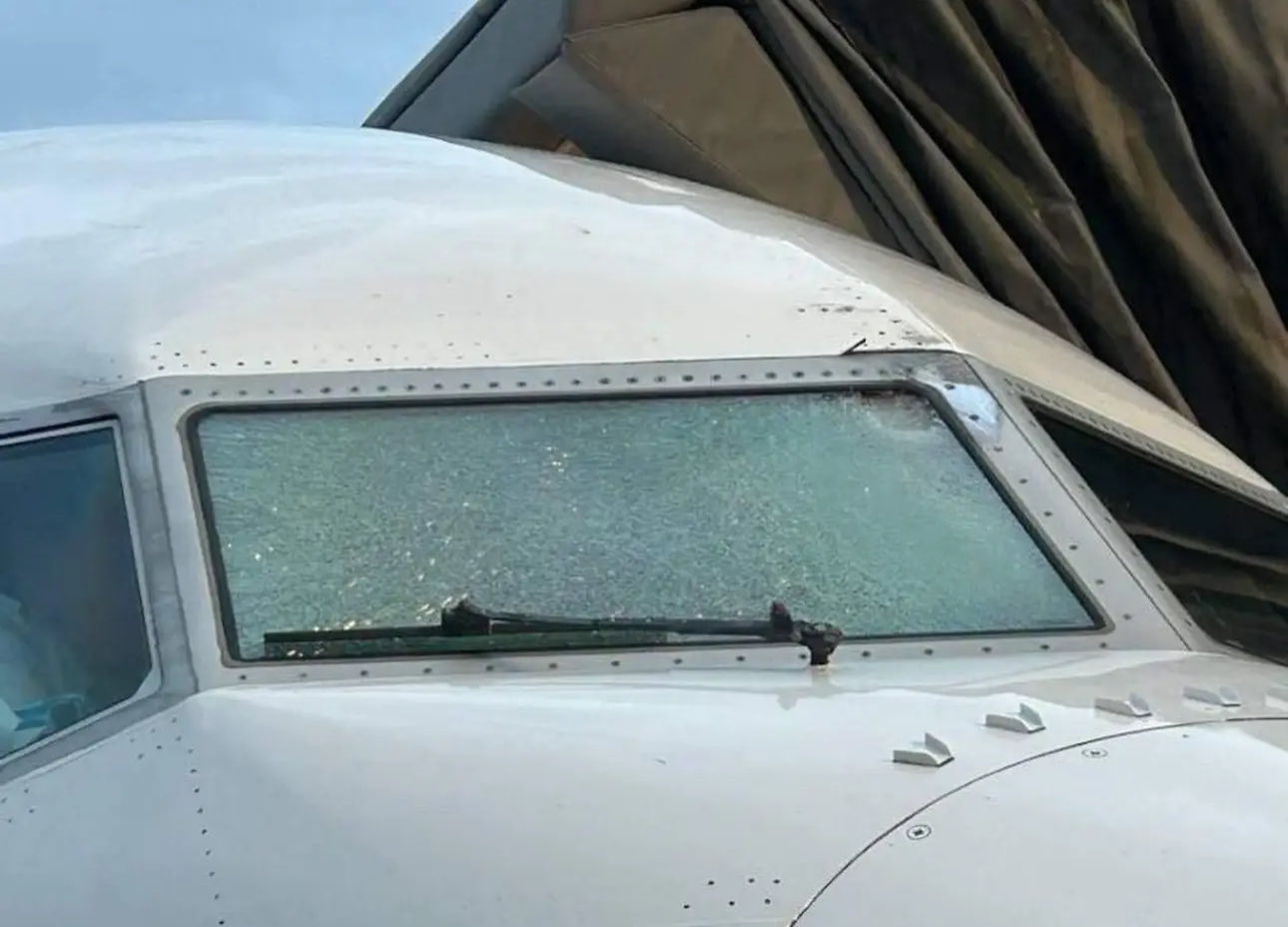 Pilot al United Airlines, rănit după ce avionul s-a ciocnit în aer cu un obiect care i-a fisurat parbrizul. Ipotezele anchetatorilor
