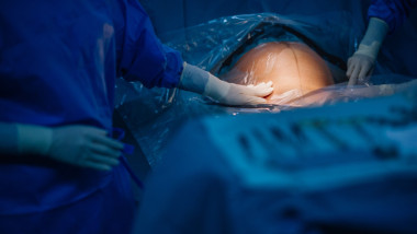 medici cu mana oe burta unei gravide