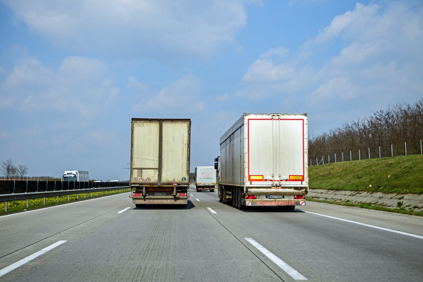 Transporturi incendiate pentru despăgubiri. O rețea organizată dădea foc la TIR-uri în care trebuia să fie marfă de lux