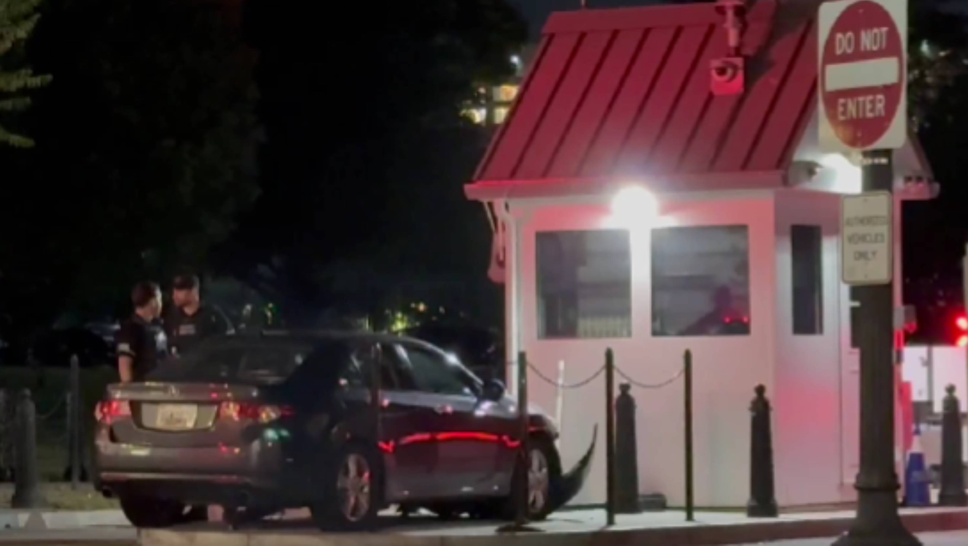 O mașină a intrat în poarta de securitate din fața Casei Albe. O persoană a fost arestată, a anunțat Serviciul Secret