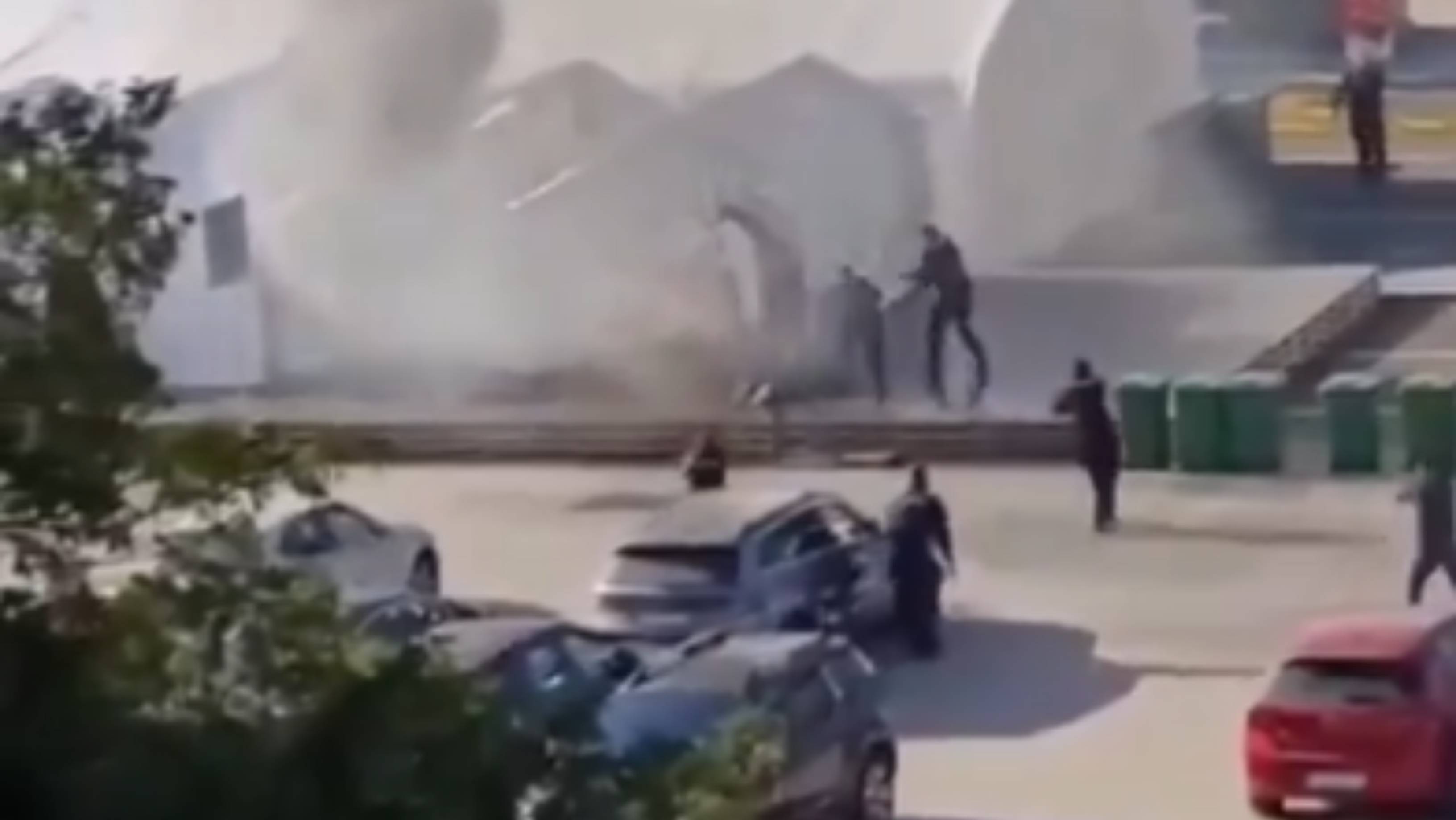 Focuri de armă în fața Parlamentului din Serbia: un rănit și un bărbat reținut