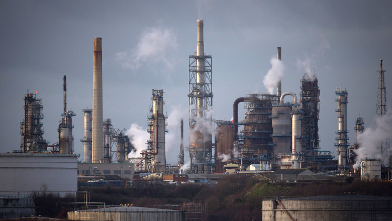 În Ungaria şi România, două rafinării de petrol legate de Rusia au fost afectate de un incendiu şi o explozie (Le Figaro)