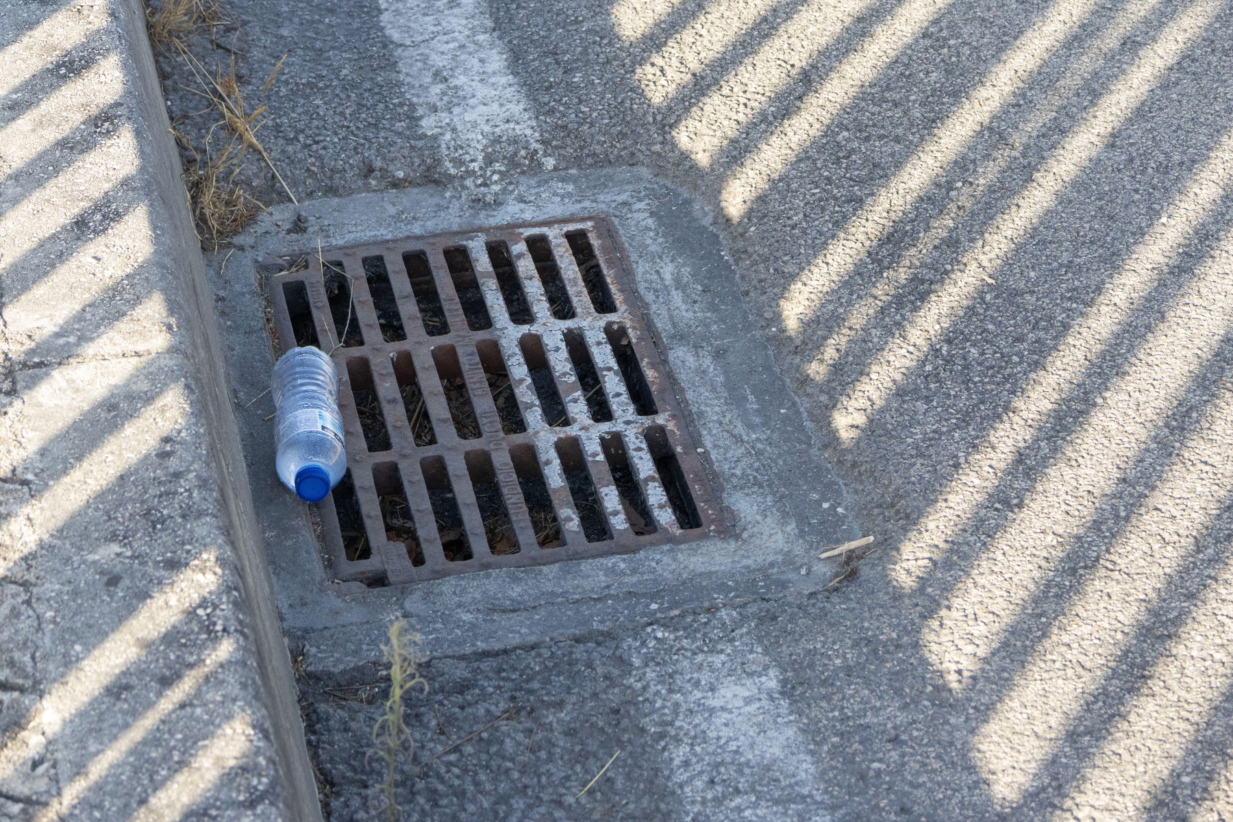 „A fost un adevărat șoc.” O femeie a fost amendată pentru că și-a vărsat cafeaua în canalizare, pe stradă